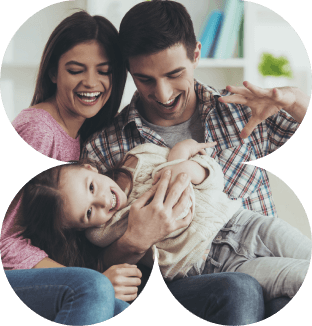 Banner de uma familia alegre com uma criança em seus braços.