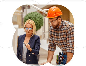 Homem e mulher fazendo calculo olhando a planta da construção