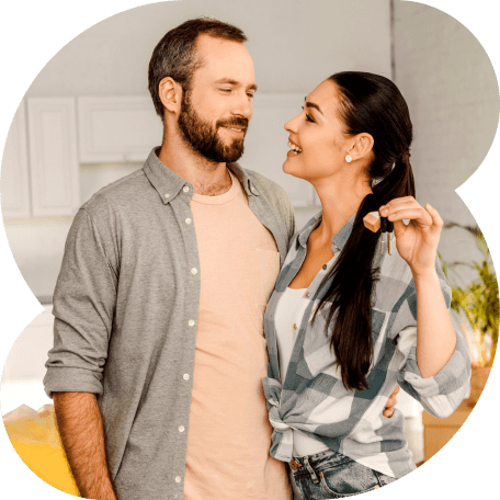 Casal feliz com a aquisição de um imóvel.
